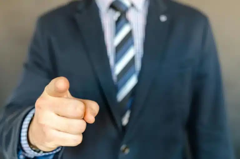 A rescisão indireta suja a carteira? O que fica registrado na CTPS (2026)